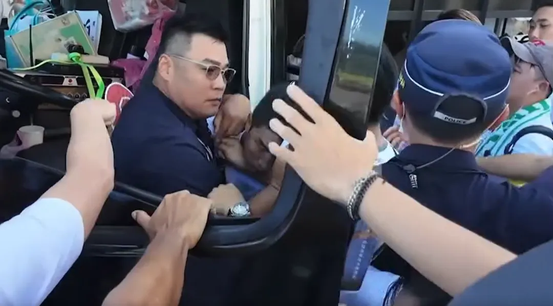 警察欲搶奪車輛鑰匙畫面。（圖/取自louischihyang treads）