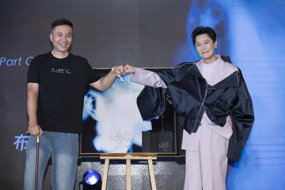 殘疾人咖啡店主理人（左）受邀上台。（圖／潮水音樂 提供）