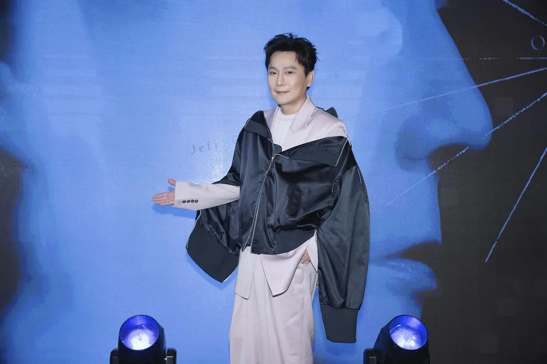 張信哲特別播放來自演藝圈好友的祝福VCR。（圖／潮水音樂 提供）
