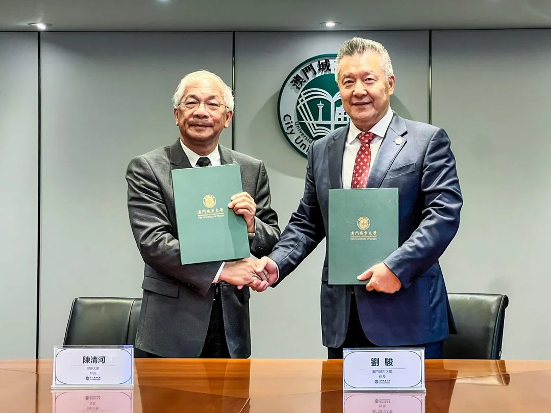 世新大學攜手澳門城市大學深化學術、師資與學生連結,左為世新校長陳清河,右為澳城大校長劉駿。(圖/世新大學提供)