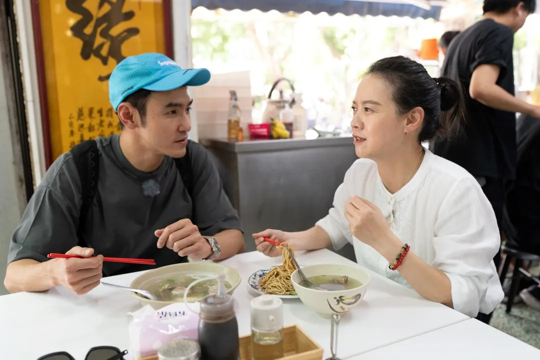 阮經天與曾寶儀到富錦街吃涼麵。(圖/三立提供)