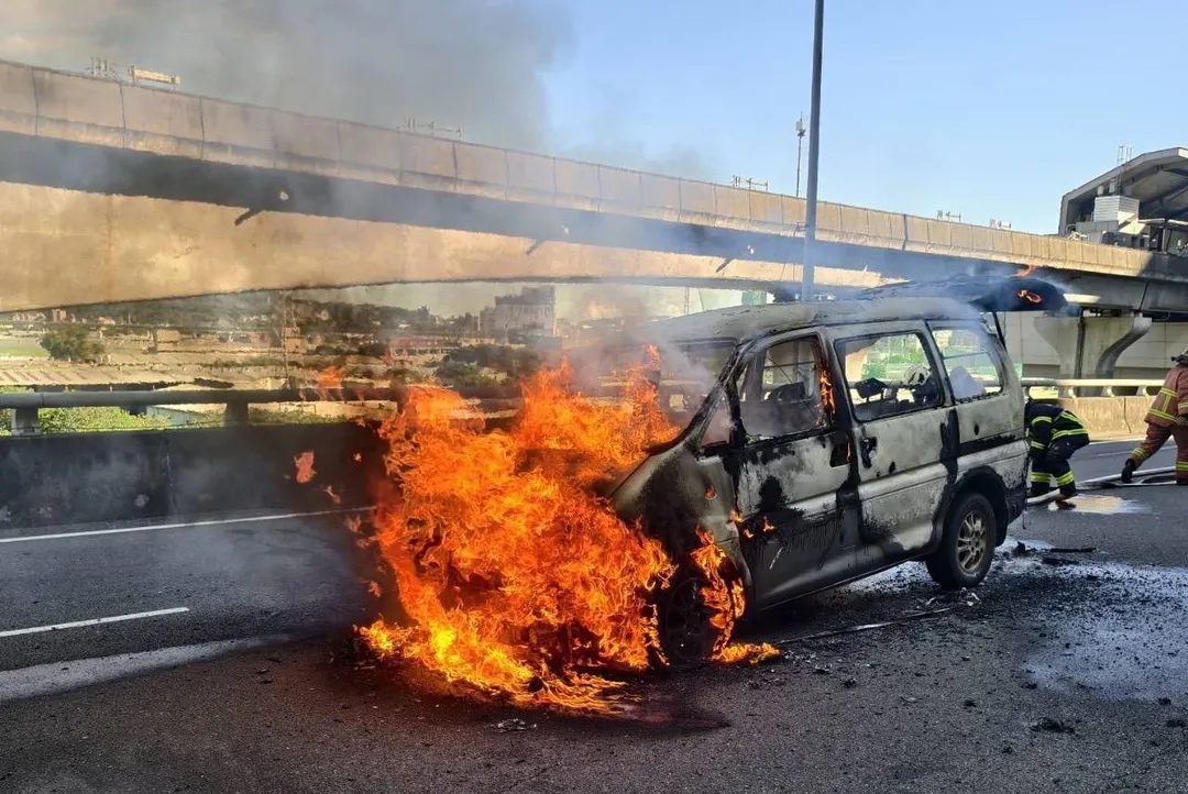 台1線新莊高架段今早發生一起火燒車意外。(圖/翻攝畫面)