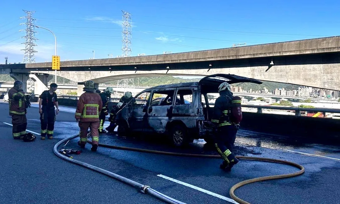 車輛嚴重燒毀燒到剩骨架。(圖/翻攝畫面)