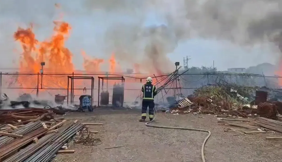 大園交流道附近一處空地發生火警。(圖/翻攝畫面)