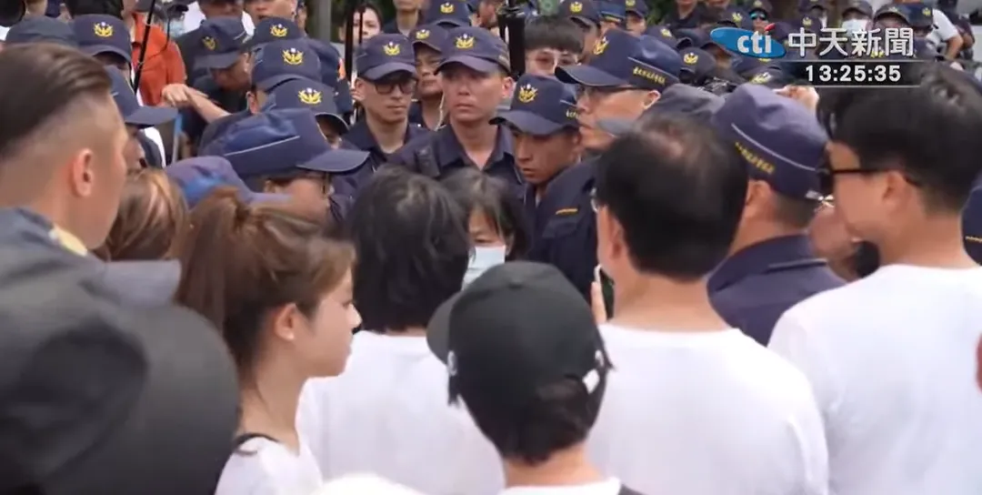 總統官邸派員接受民眾黨陳情，陳佩琪也向對方表達訴求。（圖／中天新聞）