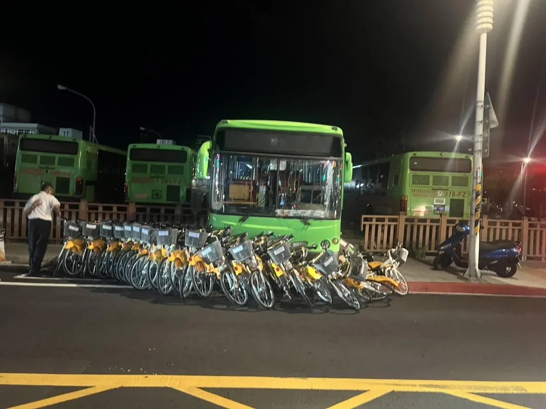 桃園火車站後站29日晚間一輛客運疑操作不當滑行,撞倒30輛U-bike,所幸無人傷亡。(圖/翻攝畫面)