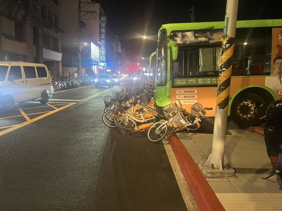 桃園火車站後站29日晚間一輛客運疑操作不當滑行,撞倒30輛U-bike,所幸無人傷亡。(圖/翻攝畫面)