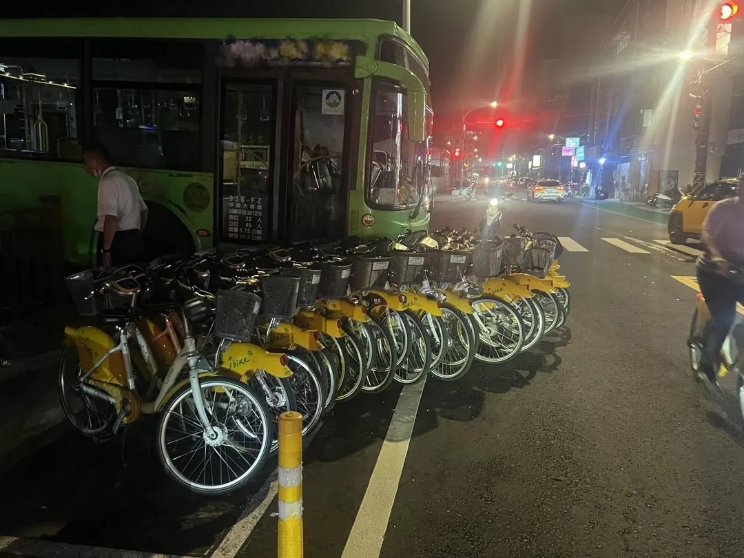 桃園火車站後站29日晚間一輛客運疑操作不當滑行,撞倒30輛U-bike,所幸無人傷亡。(圖/翻攝畫面)