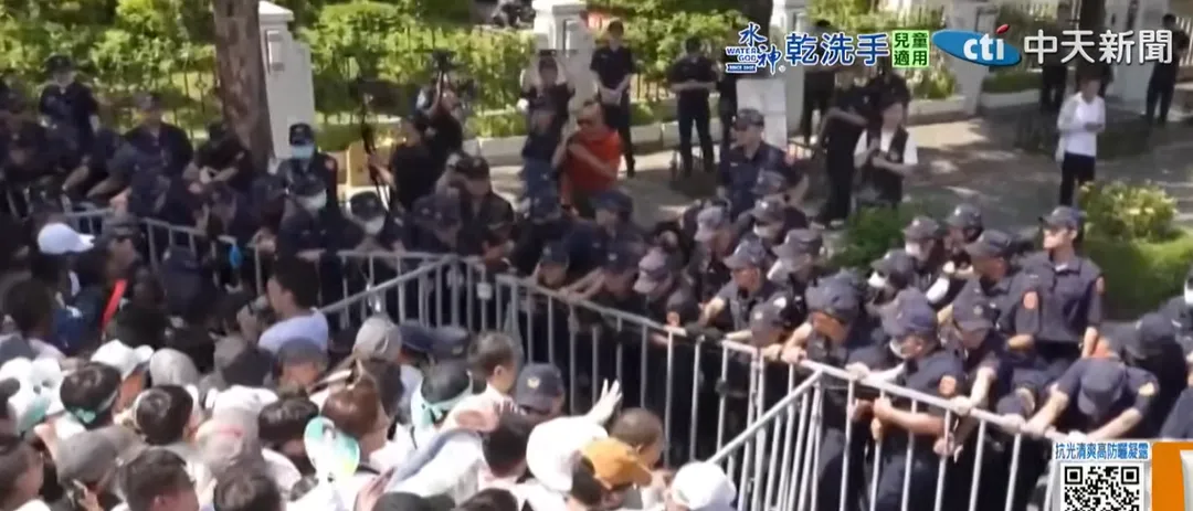 小草與警方對峙。(圖/中天新聞)
