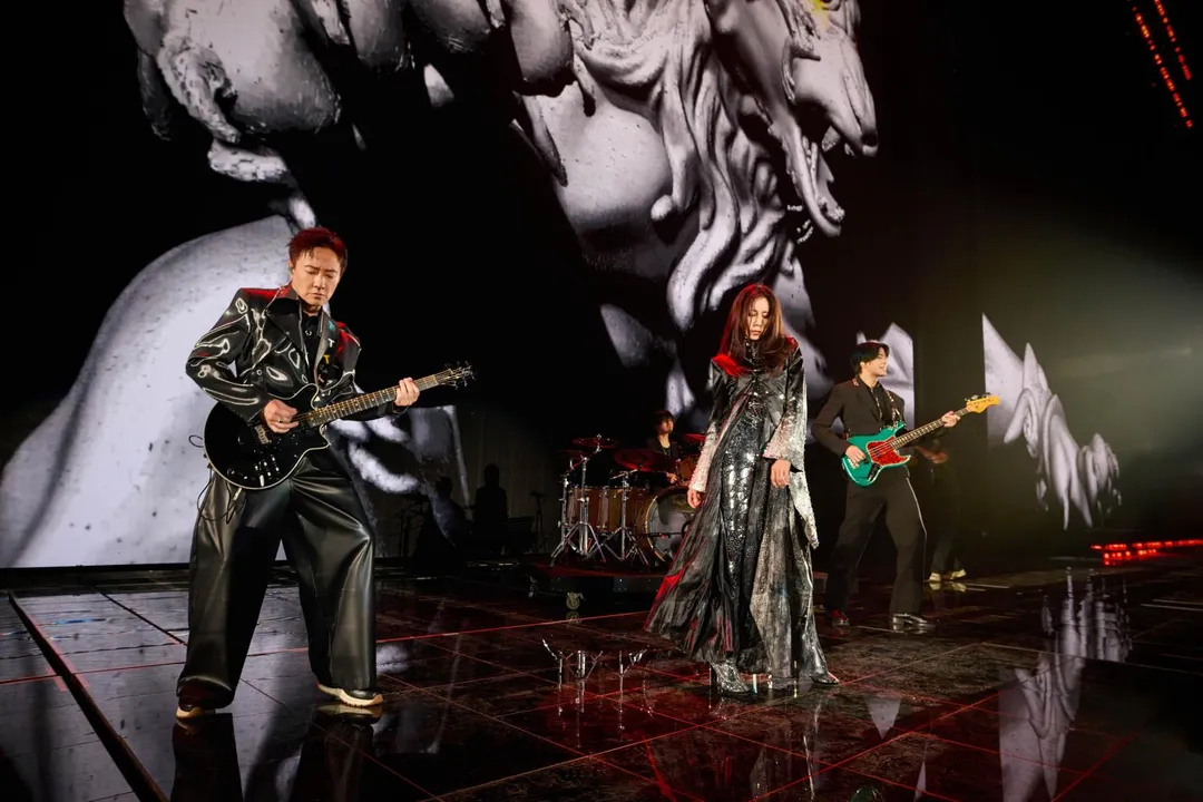 莫文蔚近期攜手限定樂隊「The Masters」推出同名專輯《Karen Mok &amp; The Masters》。（圖／地球娛樂 提供）