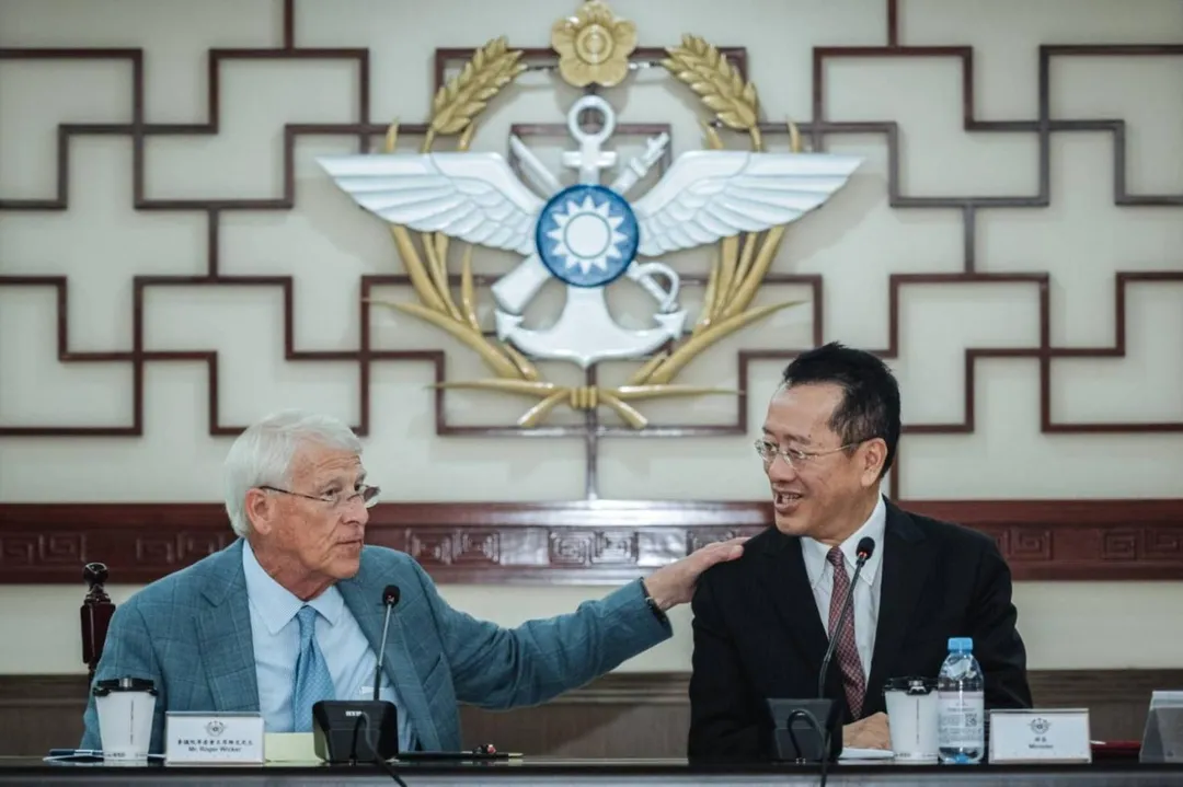 美國參議院軍事委員會主席維克(左)30日會見國防部長顧立雄(右)。(圖/國防部提供)