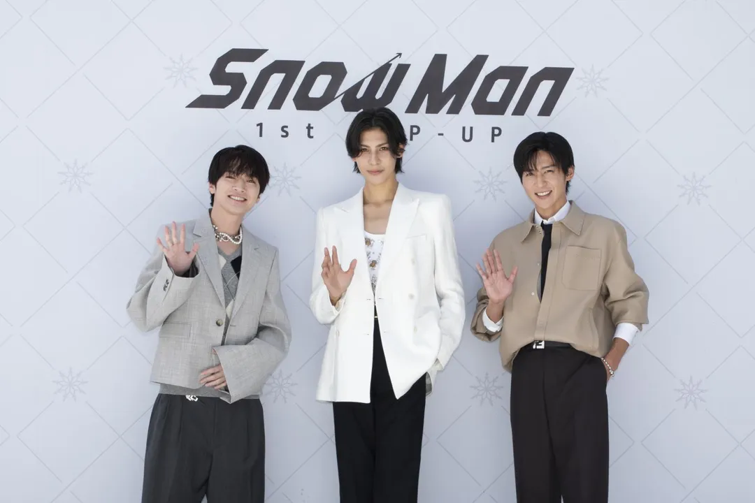 Snow Man成員深澤辰哉(左起)、Raul、目黑蓮日前現身首爾快閃店。（圖／大鴻藝術BIG ART 提供）
