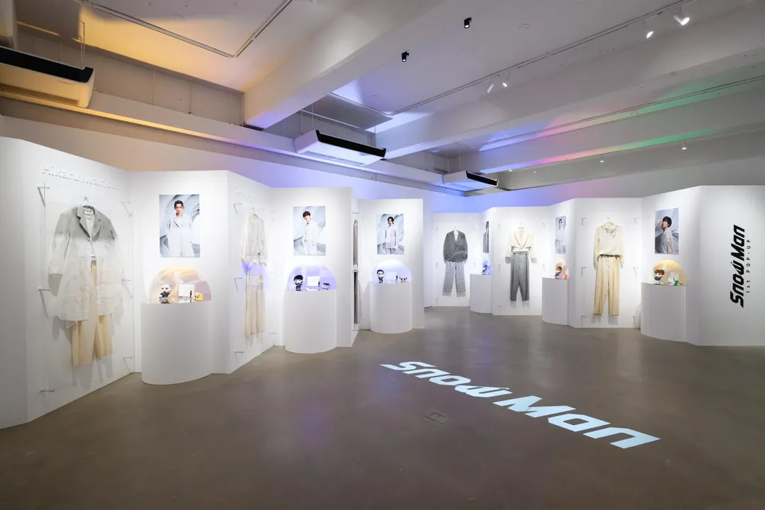 首爾快閃店內部還有服裝展示。（圖／大鴻藝術BIG ART、bmf official 提供）