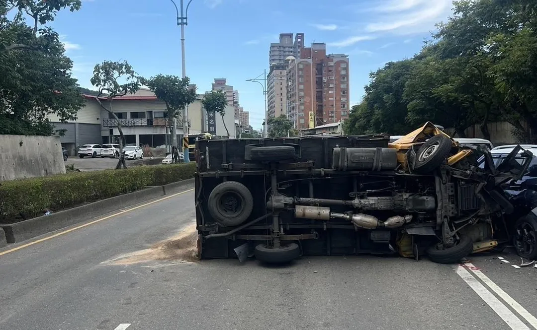 八里一輛工程車自撞翻車。（圖／翻攝畫面）