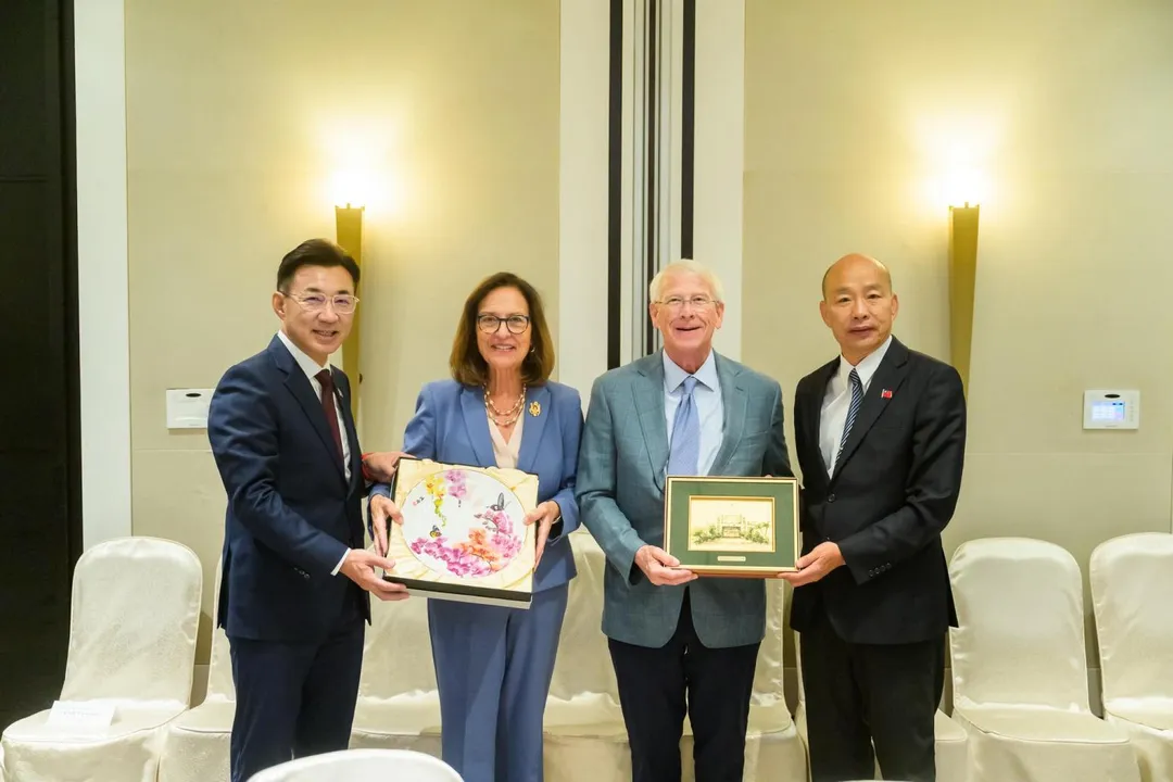 立法正副院長韓國瑜（右1）、江啟臣（左1）會見美參院軍委會主席韋克爾（右2）、參議員費雪（左2）。（圖／翻攝江啟臣臉書）