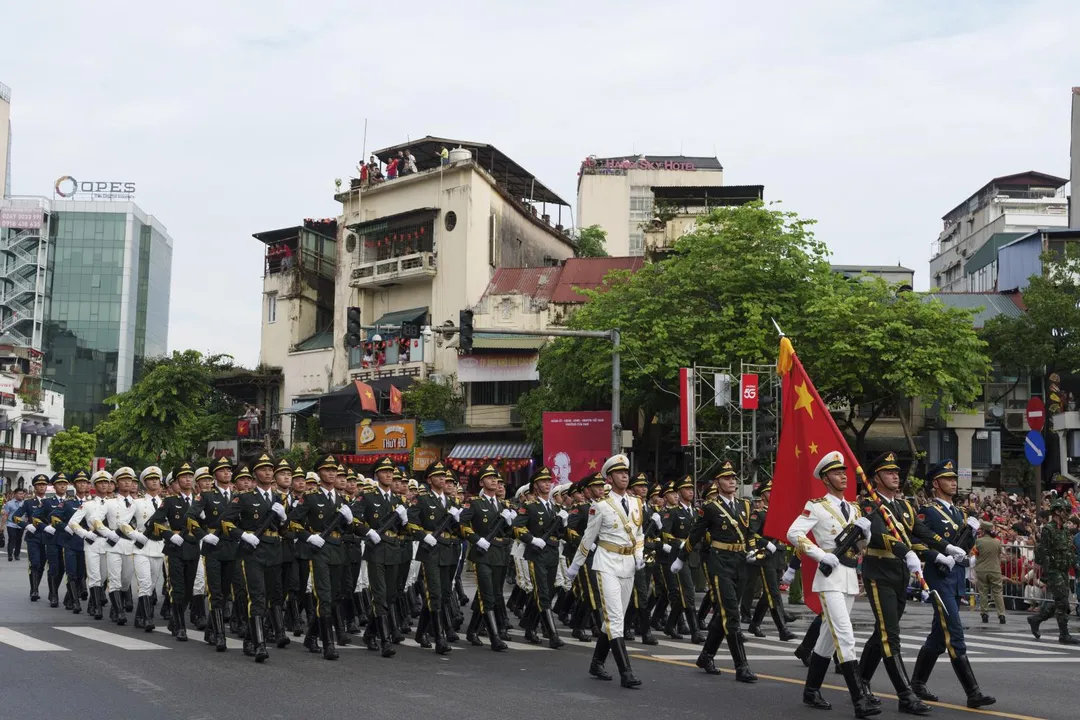 大陸解放軍8月30日在越南國慶80週年閱兵彩排上練習。（圖／美聯社）