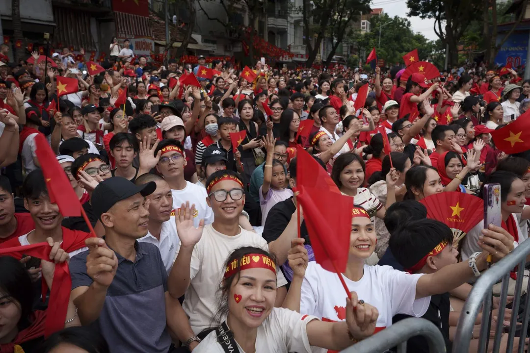 大批人潮聚集在越南首都河內街頭準備慶祝國慶，今年政府還將普發10萬元越南盾的國慶大紅包。（圖／美聯社）