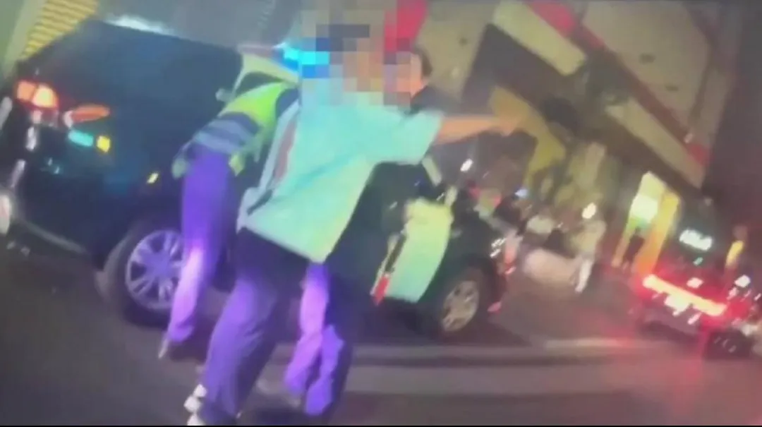 4名男子為了一名女性友人大打出手。（圖／翻攝畫面）