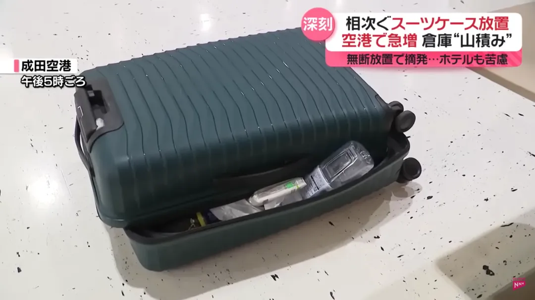 日本成田機場最近發生不明行李箱被丟棄在座位區，裡面只有垃圾。（圖／NTV）