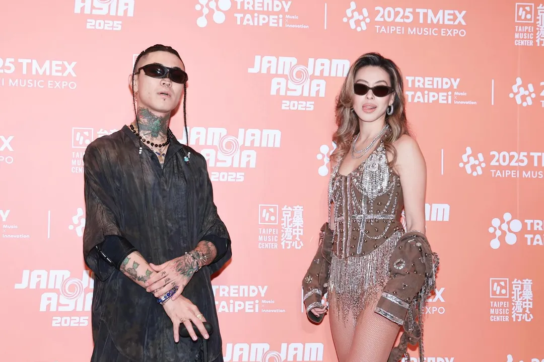 蔡詩芸（右）和從沖繩來的新世代饒舌才子OZworld（左）一同尬陣演出。（圖／讀者提供）
