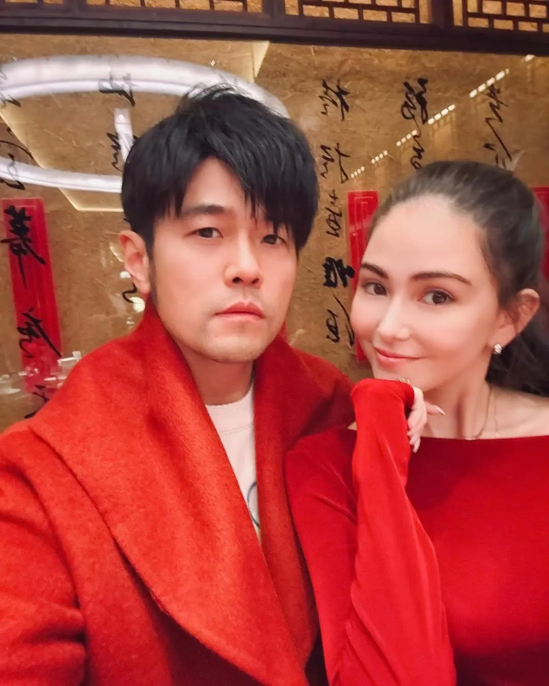 周杰倫被目擊在澳洲商場專注地陪老婆試衣。（圖／翻攝IG jaychou）
