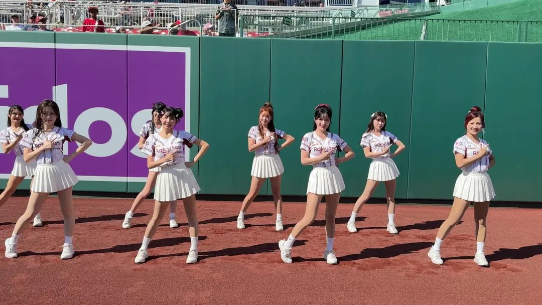 樂天女孩以三首經典應援曲〈勇敢樂天〉、〈勇敢猛進〉與〈Big Dream〉熱力開場。（圖／樂天桃猿）