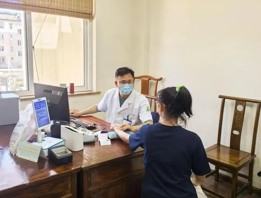 14歲少女小敏只要一上課就發燒，母親帶她看中醫。（圖／翻攝錢江晚報）