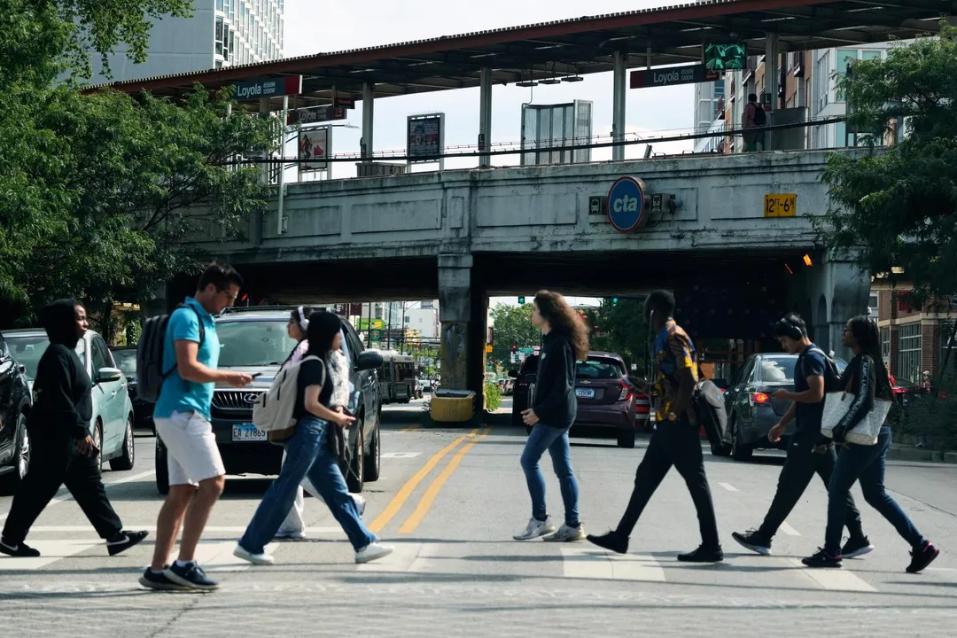 芝加哥擁有大量移民。圖為行人穿過芝加哥的街道。（圖／美聯社）