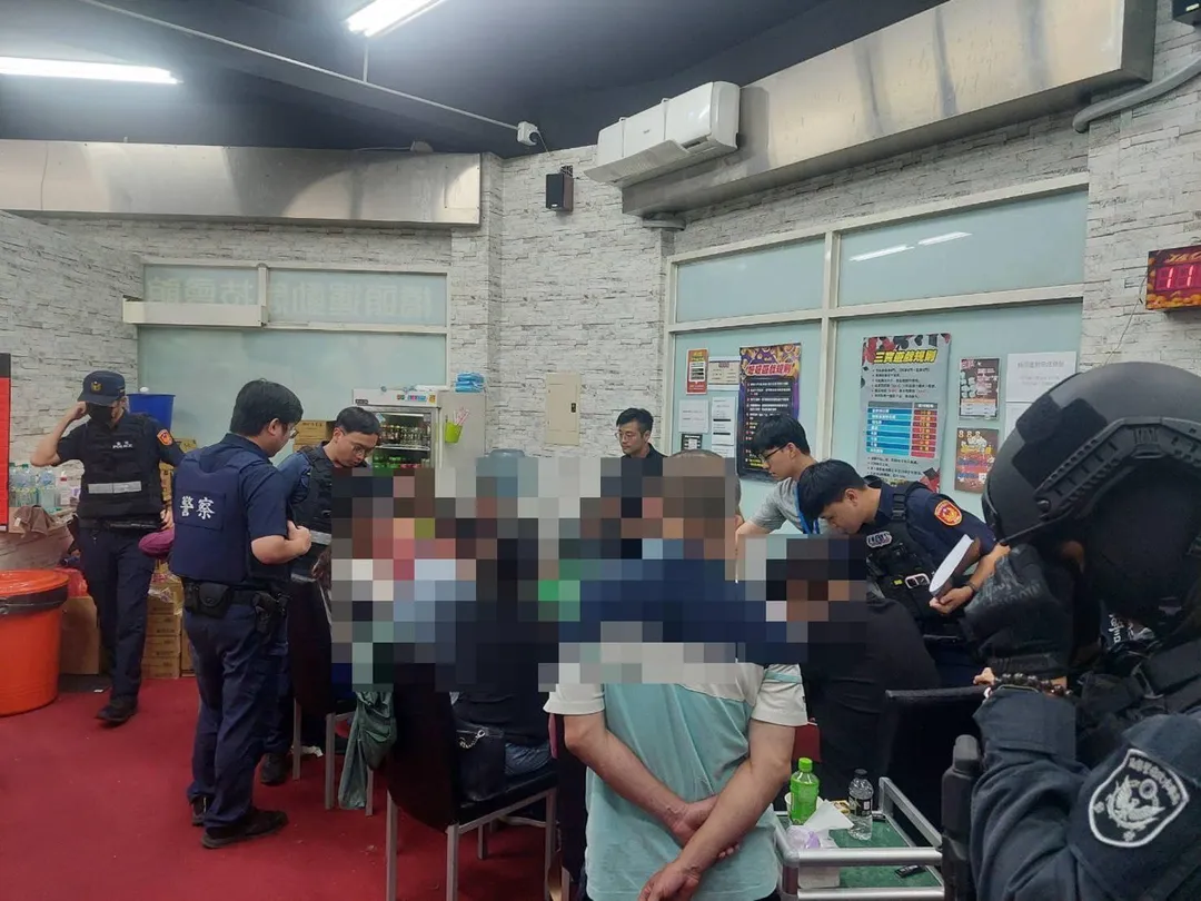 高雄警方破獲一起以桌遊店為掩護的職業賭場，當場逮捕19人，其中包含24歲的孫姓女負責人、李姓荷官及13名賭客。（圖／翻攝畫面）