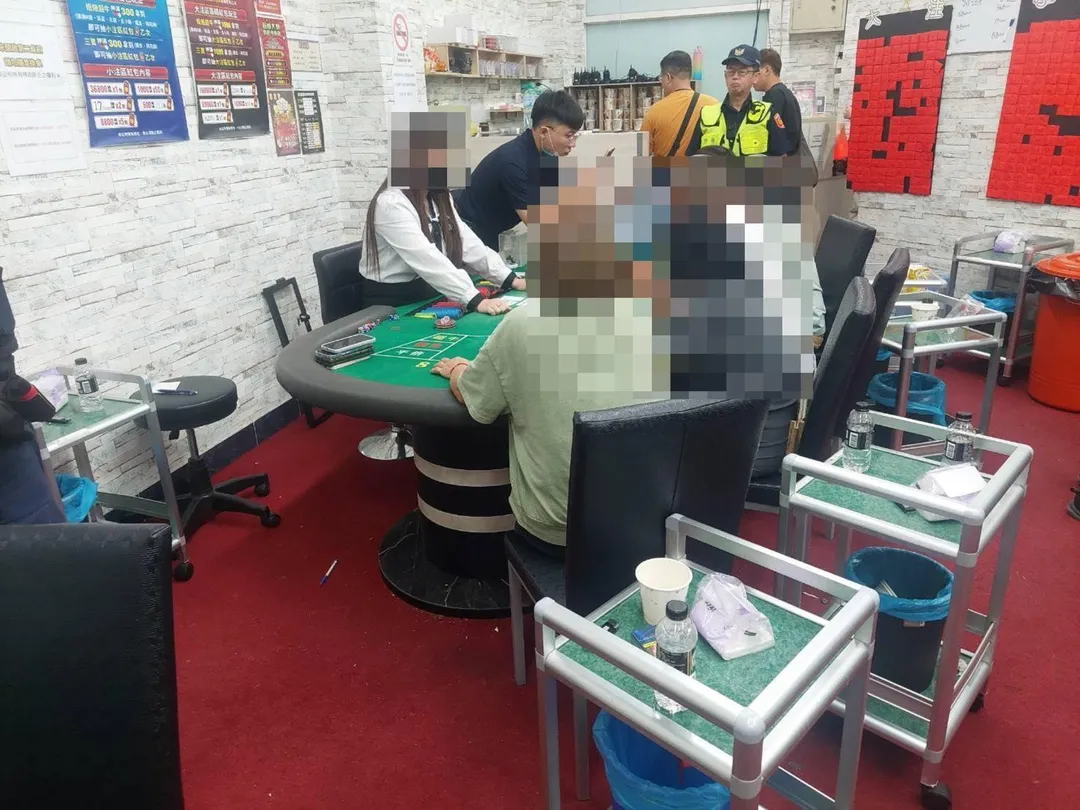 高雄警方破獲一起以桌遊店為掩護的職業賭場，當場逮捕19人，其中包含24歲的孫姓女負責人、李姓荷官及13名賭客。（圖／翻攝畫面）