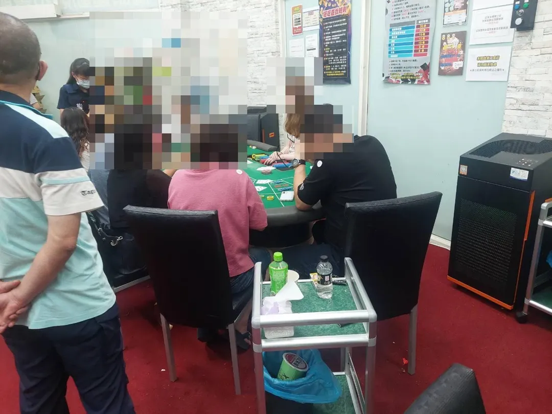 高雄警方破獲一起以桌遊店為掩護的職業賭場，當場逮捕19人，其中包含24歲的孫姓女負責人、李姓荷官及13名賭客。（圖／翻攝畫面）