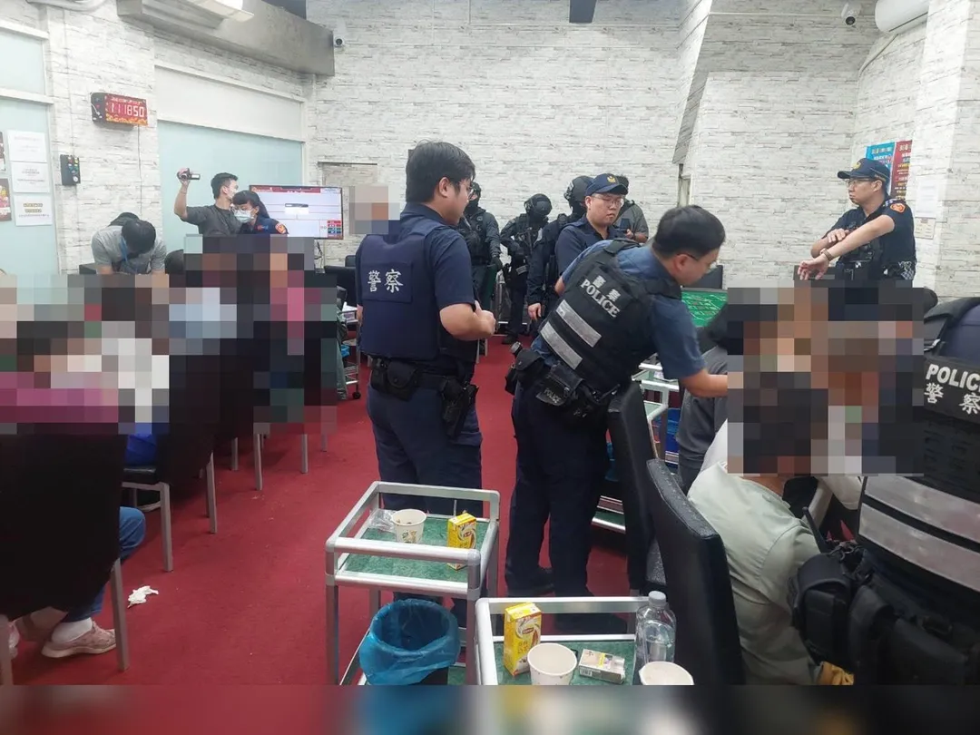 高雄警方破獲一起以桌遊店為掩護的職業賭場，當場逮捕19人，其中包含24歲的孫姓女負責人、李姓荷官及13名賭客。（圖／翻攝畫面）