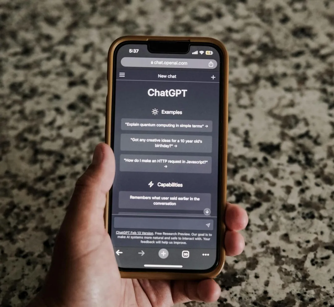 使用ChatGPT等AI程式查找資料雖然很快,但用戶仍應確認資料來源與正確性。(示意圖/取自pexels)