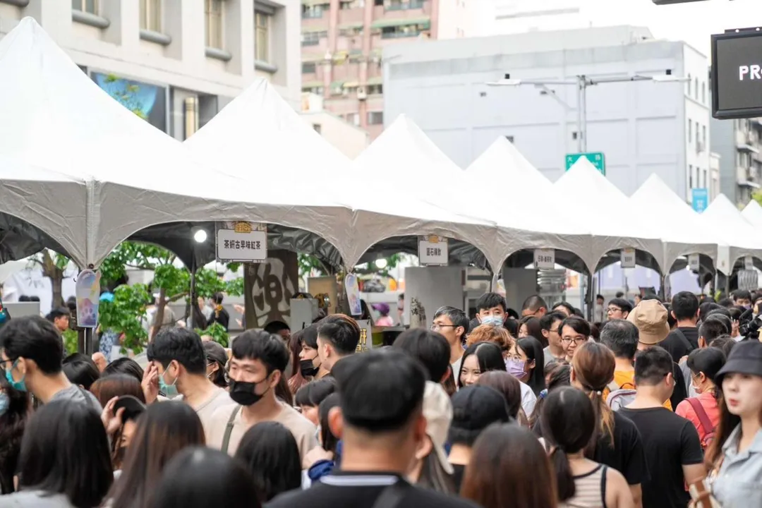 高雄市政府觀光局主辦的「2025高雄奶茶節」將於9月20至21日在捷運鹽埕埔站1號出口舉辦，集結超過70攤奶茶美食店家.（圖/高雄市觀光局提供）