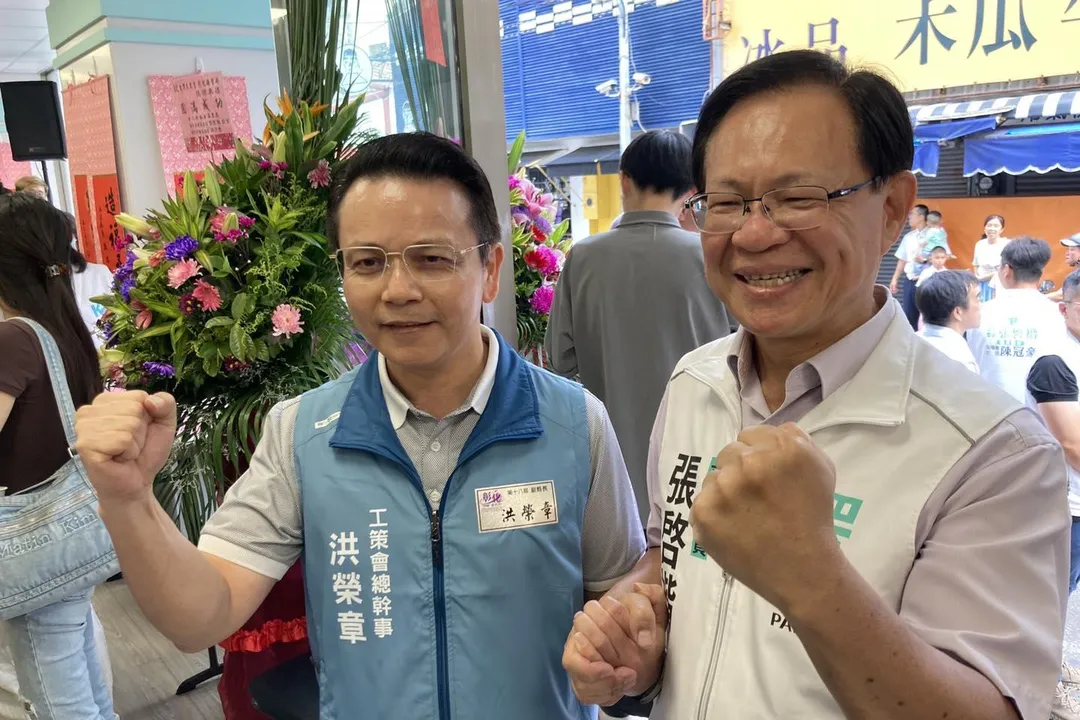 彰化縣府工策會總幹事洪榮章參加張啓楷服務處揭幕活動。（圖／張啓楷臉書）