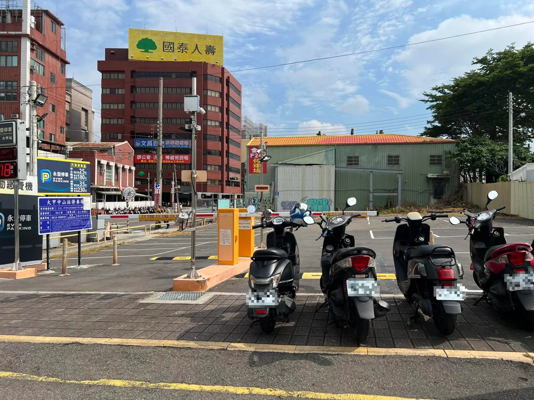 收費停車場前面多輛機車違停，導致汽車無法進入停車場。（圖／翻攝自臉書社團我愛大甲 2）