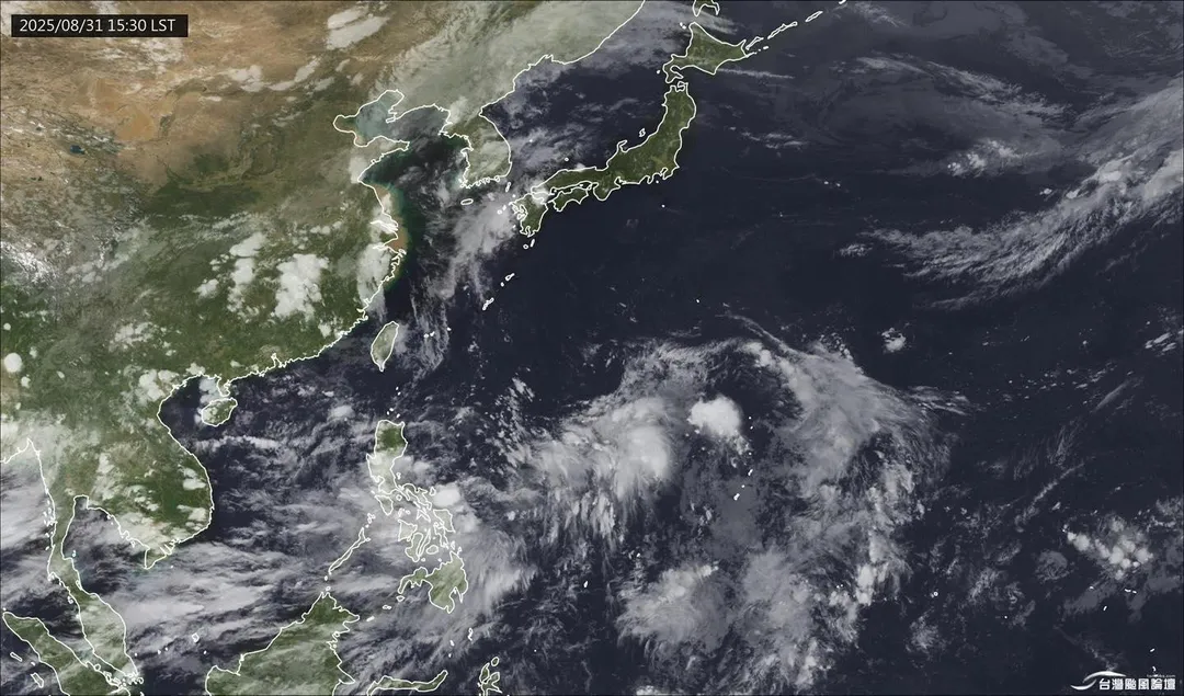 太平洋高氣壓稍微減弱，熱帶擾動開始不安分了。（圖／翻攝自「台灣颱風論壇｜天氣特急」臉書）