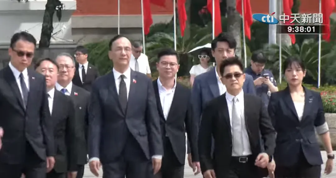今年是抗戰勝利暨台灣光復八十週年,朱立倫今一早率國民黨赴忠烈祠致敬。(圖/中天新聞)