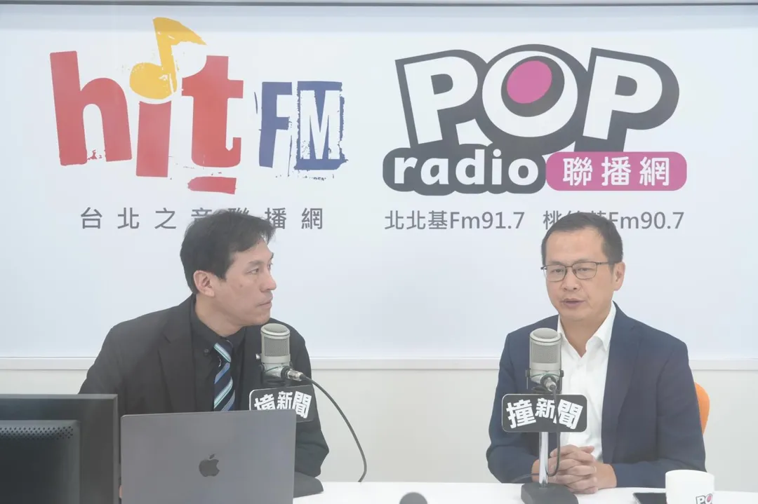 藍委羅智強上廣播節目當面洗臉黃暐瀚。（圖／Pop Radio提供）