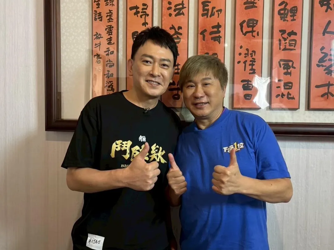 王識賢（左）日前在胡瓜（右）的節目《下面一位》分享〈家後〉原本是鄭進一特地為他創作的歌曲。（圖／《下面一位》提供）