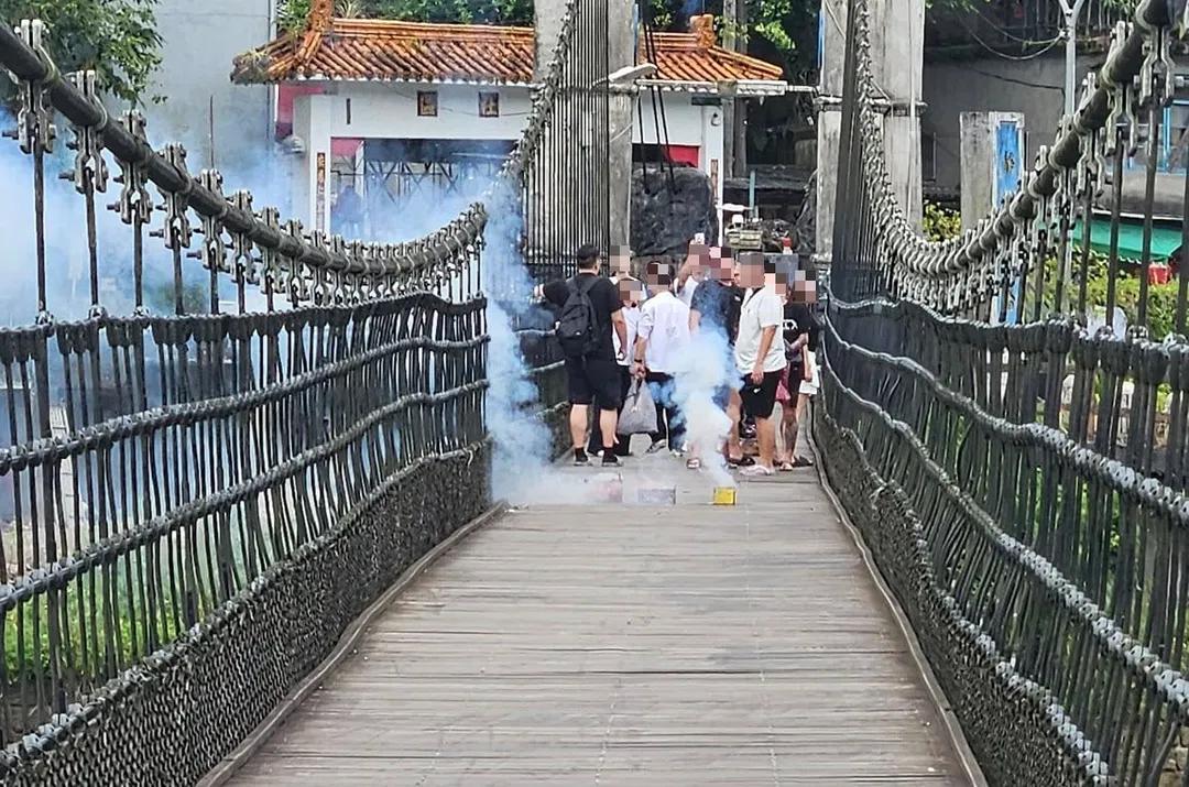 一群遊客在靜安橋中間放煙火。(圖/翻攝自●【爆料公社】●)