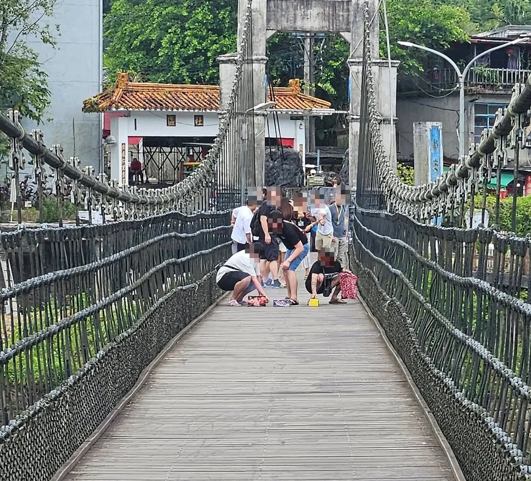 這群遊客放完煙火將垃圾留在原地。(圖/翻攝自●【爆料公社】●)