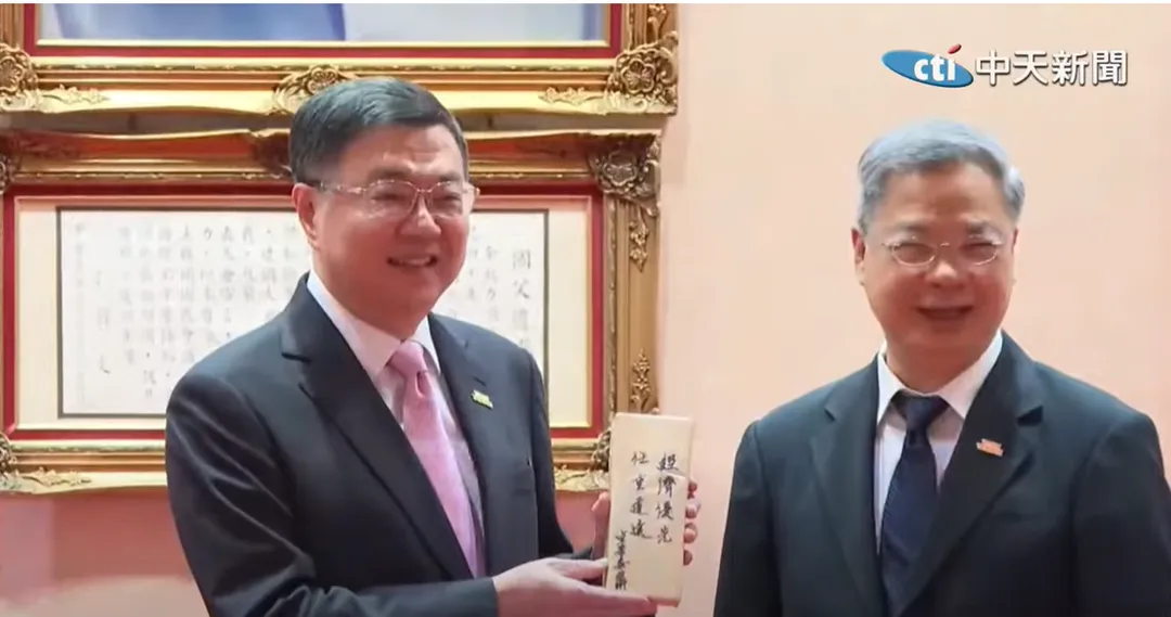 卓榮泰送給龔明鑫的畢業生禮物，上頭寫「經濟優先任重道遠」。（圖/中天新聞）