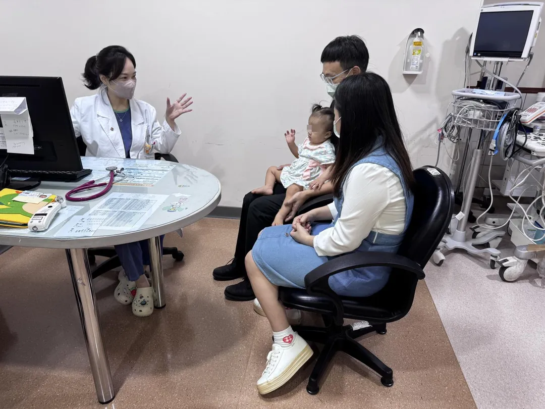 劉醫師發現陳小妹動脈導管管徑沒有縮小,持續擴大可能導致嚴重心臟衰竭,夫妻倆為了女兒健康著想,因此決定做手術。(圖/大林慈濟醫院)