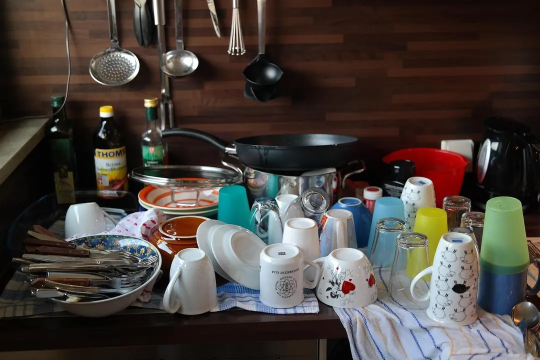 專家表示，清洗不沾鍋時應先沖鍋背降溫，然後再洗正面。（示意圖／Pixabay）