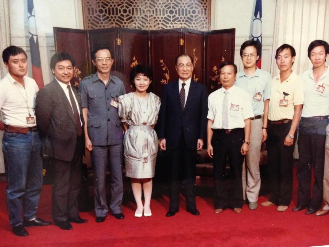 盧秀燕和時任行政院長的俞國華合照。(圖/盧秀燕臉書)