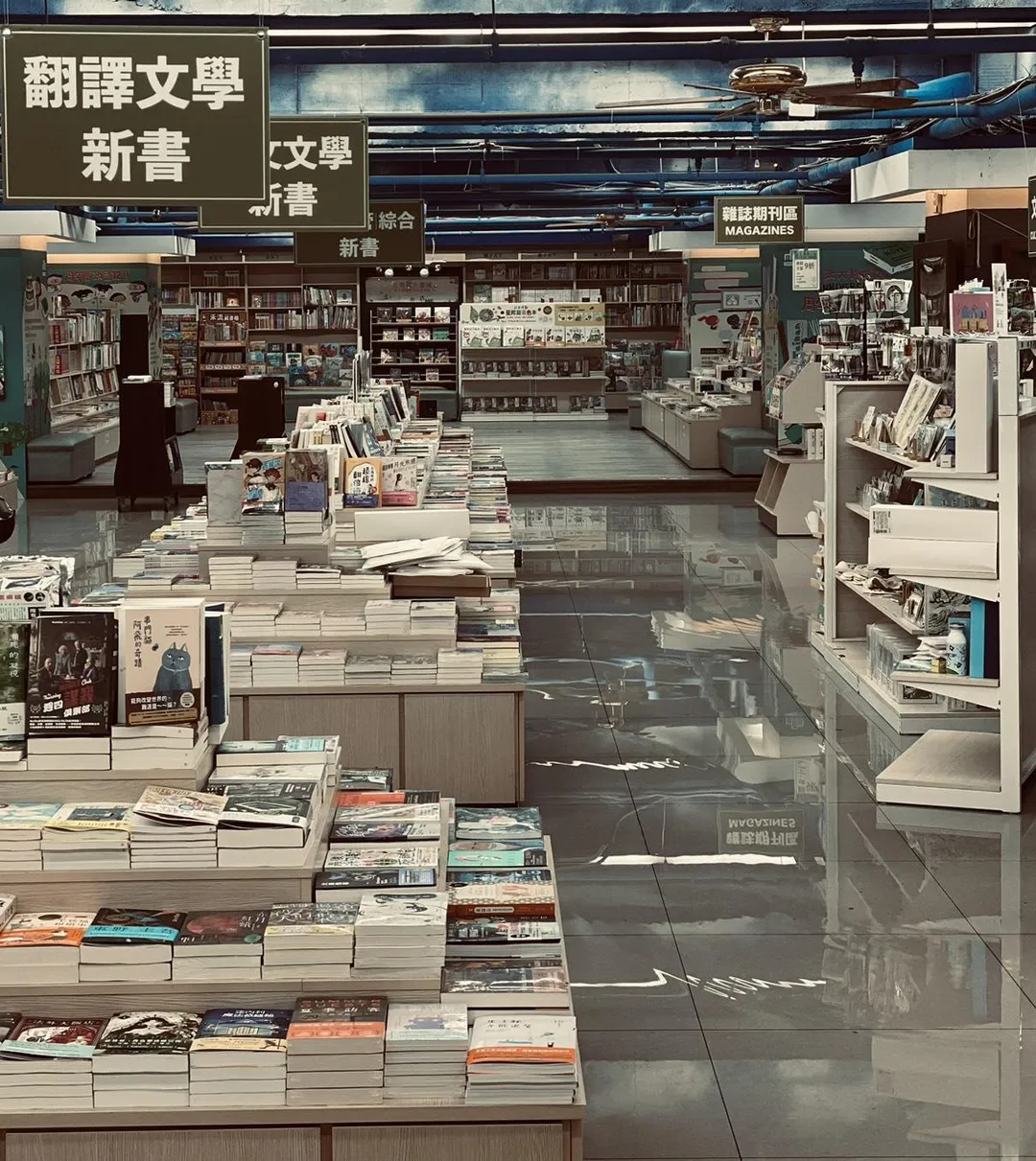 台南政大書城因相關設備嚴重故障導致大規模積水。（圖／翻攝自臉書／台南政大書城，下同）