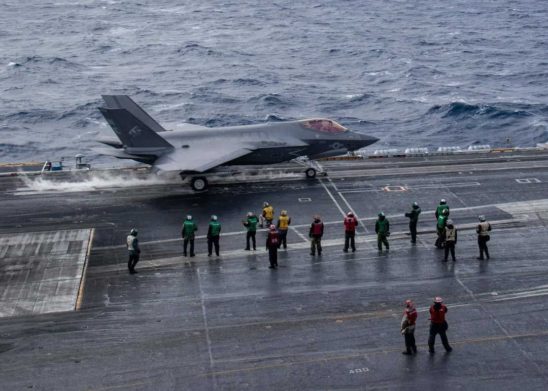 從美軍卡爾文森號航艦彈射起飛的F-35C匿蹤戰機。(圖/美國海軍)