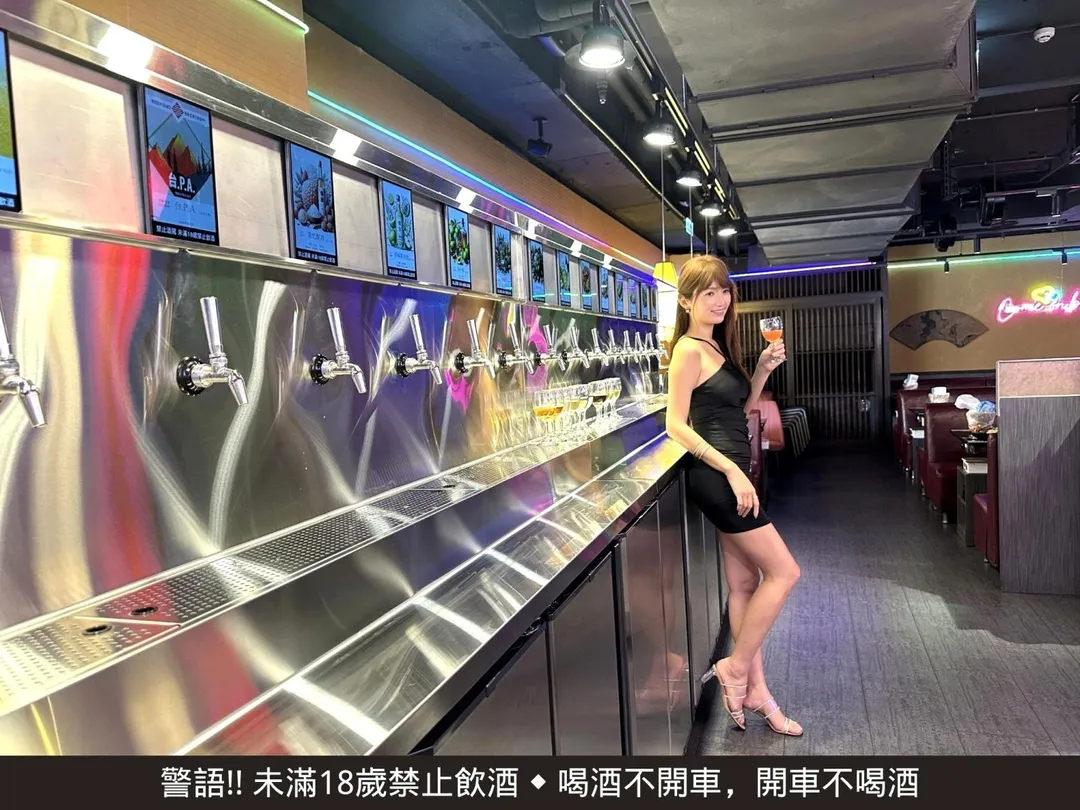 酷炫的6公尺拉霸酒牆，共集結16款潮飲免費無限暢飲，不論要小酌或微醺都能暢快滿足。（圖／馬辣集團提供）