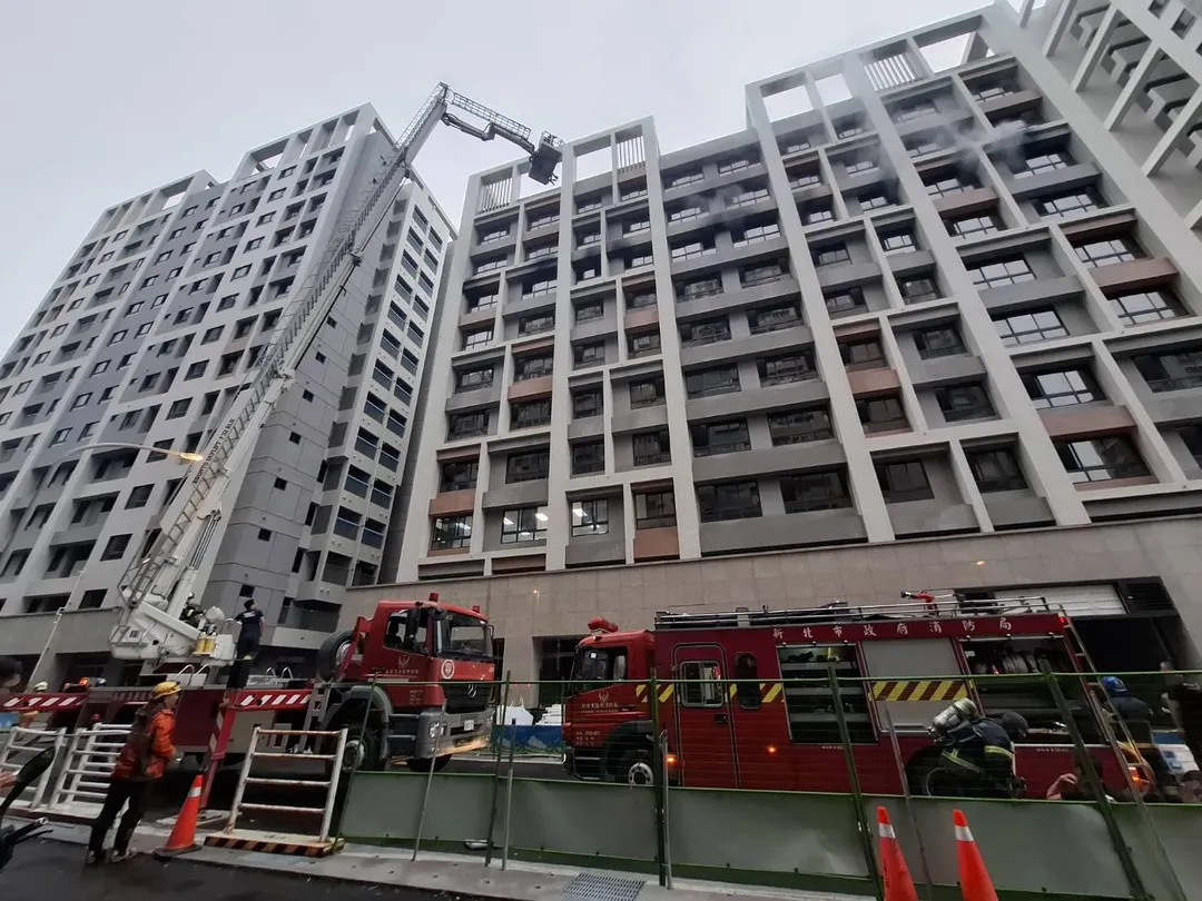 新北市土城區中央路四段54巷一處建案工地,今(1)日下午4時許發生火警事故,工地8樓竄出大量濃煙,2名工人受困陽台待援。(圖/翻攝畫面)